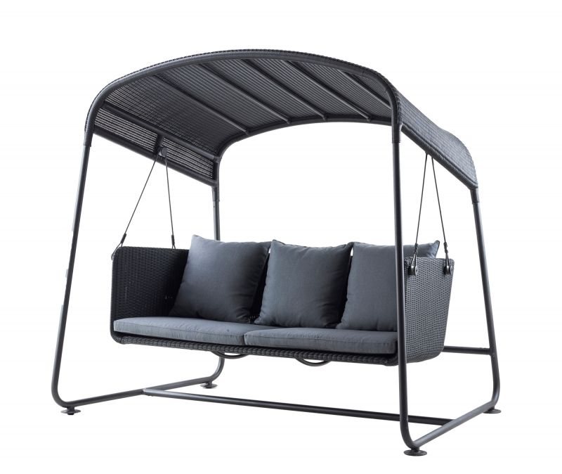 Cave Gartenschaukel von Cane-Line mit grauen Kissen. Elegante Outdoor-Schaukel für Garten oder Terrasse.